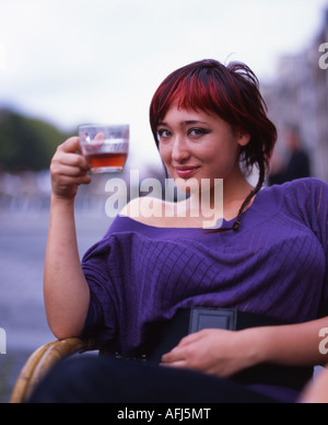 Schöne Holländerin Schlucke Tee in einem Café neben dem Kanal im Zentrum von Amsterdam. Stockfoto