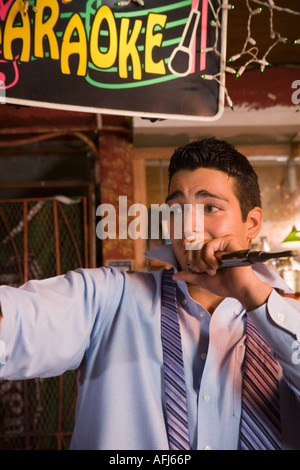 Junger Geschäftsmann singen in Bar. Stockfoto