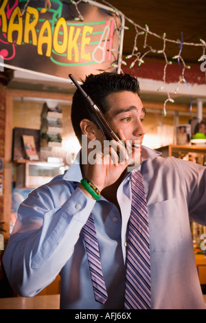 Junger Geschäftsmann singen in Bar. Stockfoto