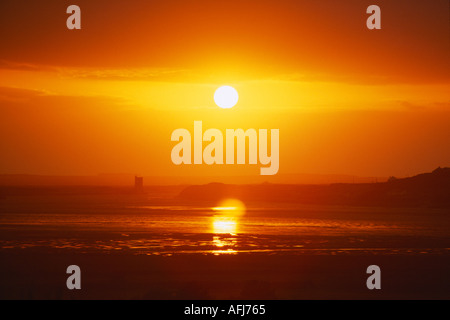 stimmungsvollen Sonnenuntergang über einen Meeresarm an malerischen Westküste Irlands Stockfoto