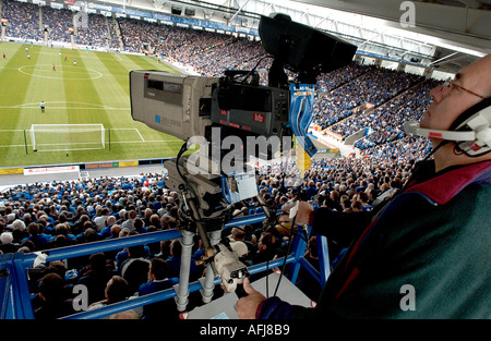 TV-Kamera konzentriert sich auf Fußballplatz Stockfoto