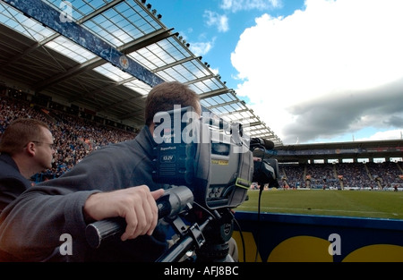 TV-Kamera konzentriert sich auf Fußballplatz Stockfoto