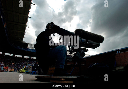 TV-Kamera konzentriert sich auf Fußballplatz Stockfoto