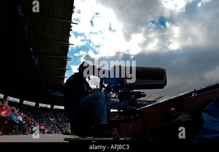 TV-Kamera konzentriert sich auf Fußballplatz Stockfoto