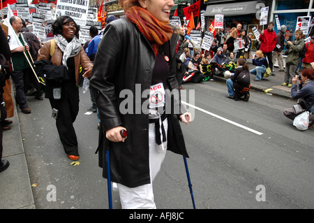 Positive Darstellung behinderter Menschen protestieren in der März-Ageinst des Krieges in London nach dem Europäischen Sozialforum 2004 Stockfoto