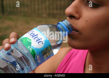 Frauen trinken Volvic Stockfoto