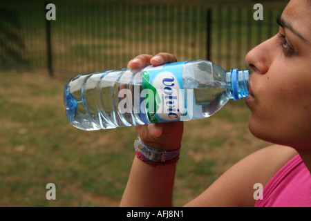 Frauen trinken Volvic Stockfoto