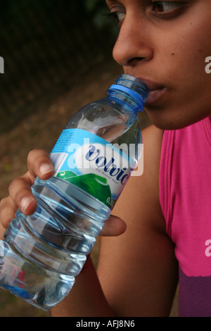 Frauen trinken Volvic Stockfoto