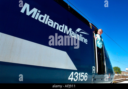 Ein Lokführer wartet auf grünes Licht mit einem Midland Mainline-Motor. Stockfoto