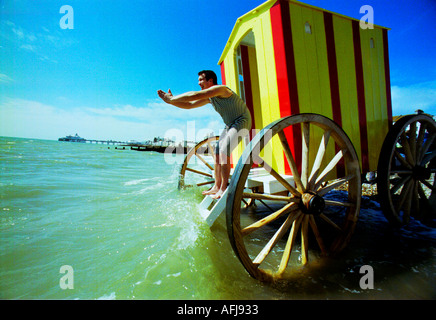 Tauchen in die Vergangenheit in einem alten Baden-Maschine auf Eastbourne Strandpromenade Stockfoto