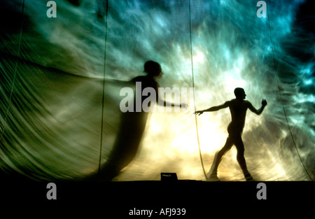 Unheimliche Orpheus-Produktion zeigt Orpheus und Euridice Erlass der alten Geschichte Stockfoto