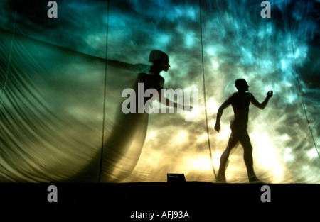 Unheimliche Orpheus-Produktion zeigt Orpheus und Euridice Erlass der alten Geschichte Stockfoto