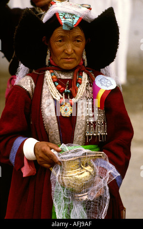 Frau, die Urne Hochzeitszug und Zeremonie Leh Ladakh Nordindien Stockfoto