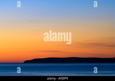 Die Landzunge von Baggy Punkt gesehen von Westward Ho! Bideford Bucht in der Abenddämmerung, Devon, England. Stockfoto