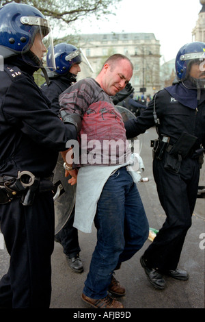 Demonstrant durch Polizei bei Mai-Demonstration zurückfordern die Straßen auf dem Trafalgar Square in central London 2000. Stockfoto