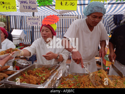 Chinesisches Essen auf den Straßen während der jährlichen Notting Hill Festival in London verkauft. Stockfoto