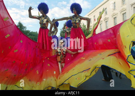 Prozession in Notting Hill Gate Westindischen Karneval und Festival in den Straßen von London statt. Stockfoto