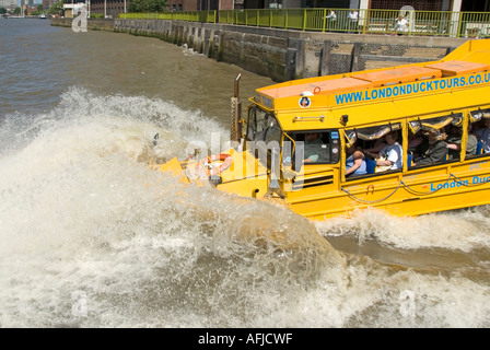 Duck Tours teil Boot teil Fahrzeug amphibische sightseeing Fahrzeug macht grosse spannende Action Wasser Splash Themse mit touristischen Fluggäste London UK Stockfoto