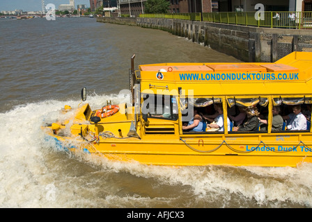 Seite Nahaufnahme von Menschen in ungewöhnlichen doppelten Zweck Touristen Bus, Splash in der Themse für Sightseeing touristische Reise entlang London Riverside UK Stockfoto