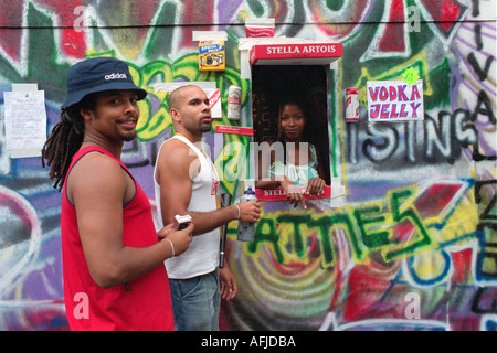 Loch in der Wand Café verkaufen Bier am Notting Hill Gate Karneval in Westlondon. Stockfoto