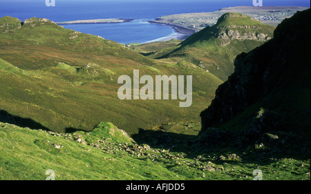 Mit Blick auf Staffin Bay von der Quiraing, Isle Of Skye, Schottland Stockfoto