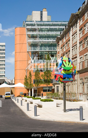 Evelina Children's Pediatric NHS Hospital Teil der Guy's and St Thomas' NHS Foundation Trust ein modernes Skulpturensymbol am Eingang Lambeth England Großbritannien Stockfoto