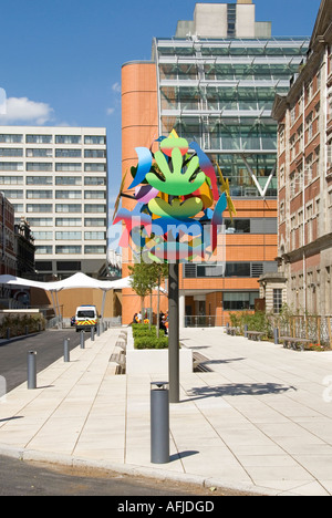 Evelina Children's Pediatric NHS Hospital Teil der Guy's and St Thomas' NHS Foundation Trust ein modernes Skulpturensymbol am Eingang Lambeth England Großbritannien Stockfoto