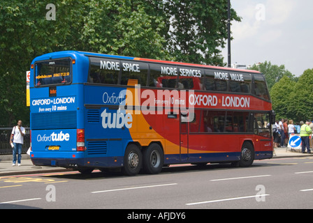 Von der Seite und von hinten sehen Sie den Doppeldeckerbus von London zur Oxford U-Bahn in der Nähe von Marble Arch England Stockfoto