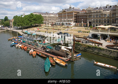 Luftsommerblick Uferpromenade Ruderboot Reparaturwerft kleine Bootsanlegestelle und schwimmendes Restaurant am Wasser Richmond upon Thames London UK Stockfoto