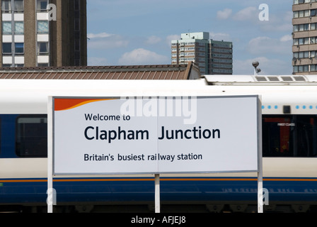 Bahnhof Clapham Junction mit Zeichen Zug Vergangenheit und hohe Aufstieg Wohnungen darüber hinaus zu beschleunigen Stockfoto