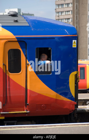 Bahnhof Clapham Junction mit Lokführer in Kabine und bunten Grafiken Stockfoto