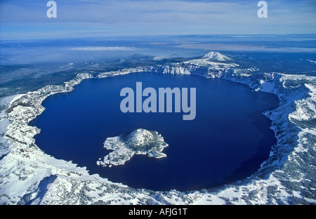 Wizard Island und Kratersee im Winter Schnee Crater Lake Nationalpark Oregon Stockfoto