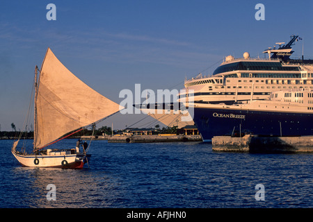 Dhau und Kreuzfahrtschiffe Prince George Wharf Nassau Bahamas Stockfoto