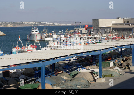 kommerziellen Fischerboote und Netze im Hafen von Cabo Roche, Spanien. Stockfoto