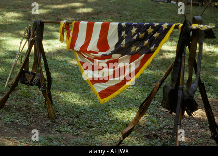 Bürgerkrieg Reenactor Gettysburg PA Schlacht Feld gestapelt Gewehre Musketen Flagge Stockfoto