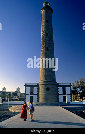 Paar am Steg am Leuchtturm Oasis de Maspalomas Gran Canaria Stockfoto