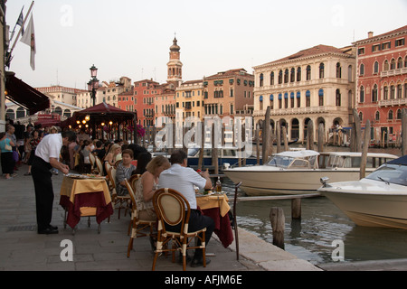 Außengastronomie im Restaurant in der Nähe der Rialto-Brücke über den Canal Grande Venedig-Italien Stockfoto