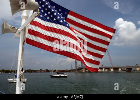 Amerikanische Flagge vom Mast Ausflugsschiff Sieg fliegt über Matanzas Bay St. Augustine Florida Stockfoto