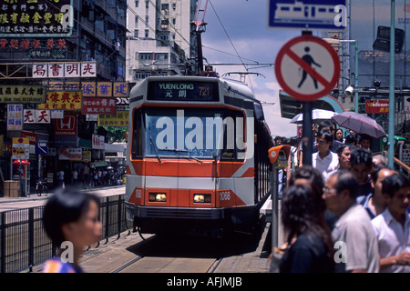 Straßenbahn und Fußgänger, Yuen Long, Hong Kong, SAR, China Stockfoto