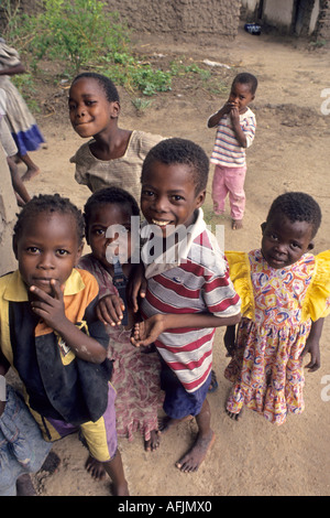 Kinder im Dorf in der Nähe von Mombasa Kenia Stockfoto