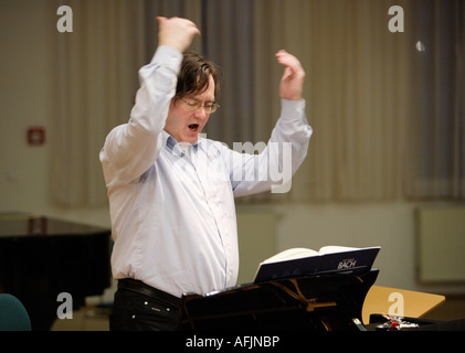 Der Kantor Prof. Georg Christoph Biller während einer Probe im Alumnat mit dem Thomanerchor Stockfoto