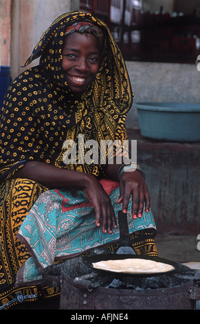 Lokale Frau herstellen und verkaufen Chapatis Chole Insel Mafia Insel Mafia liegt zwischen Sansibar und Tansania E Afrika in Mosambik Stockfoto