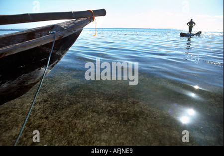 Fischer legt in seinem ausgegraben Kanu Meerenge zwischen Mafia Island und Chole Insel südlich von Sansibar Tansania Ostafrika Stockfoto