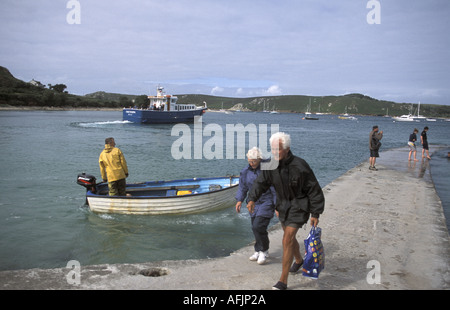 Besucher Bryher Insel auf den Scilly-Inseln in der Nähe von der Wanderung bis Kai mit Touristenboot hinter Cornwall England Stockfoto