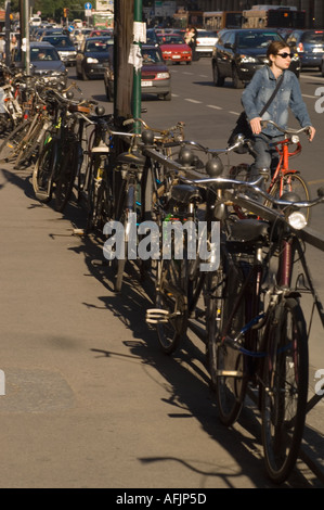 Kein Model-Release Redaktion verwenden einzige Frau auf einem Fahrrad fahren durch eine Reihe von abgestellten Fahrrädern in Bologna Italien Stockfoto