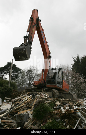 Orange Fiat Hitachi JCB am Bau Website entfernen abgerissen Altbau west Belfast Nordirland Stockfoto