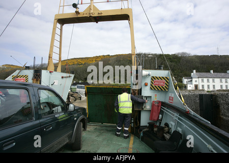 Fahrzeug-Deck-Fahrzeugen und Laderampe der Caledonian MacBrayne MV Raasay Fähre als Crew-Mitglied im Hallo Vis Jacke Stockfoto