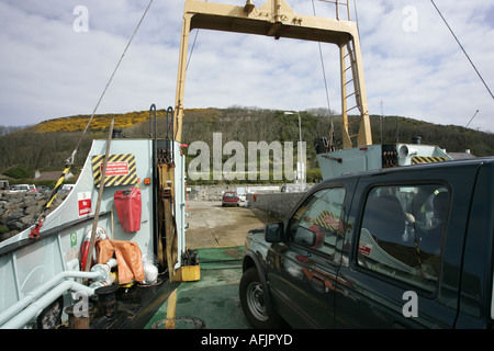 Fahrzeug-Deck-Fahrzeugen und Laderampe der Caledonian MacBrayne MV Raasay Fähre wie es Fahrzeuge steigt Stockfoto