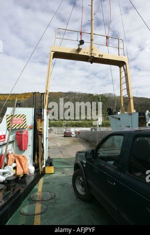 Fahrzeug-Deck-Fahrzeugen und Laderampe der Caledonian MacBrayne MV Raasay Fähre wie es Fahrzeuge steigt Stockfoto