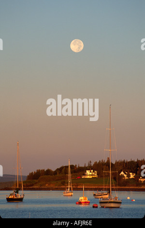 Maine, ME, New England, im Osten, Castine Harbour Bagaduce River Wasser Vollmond bei Sonnenaufgang, Tagesanbruch, Tageslicht, Blick von Victory Chimes Schonerfahrt ME1 Stockfoto